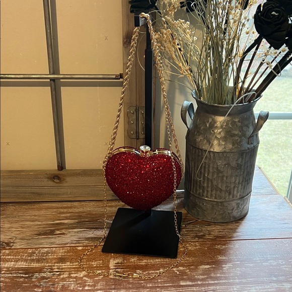 Red Heart-Shaped Glitter Clutch - Picture 2 of 8